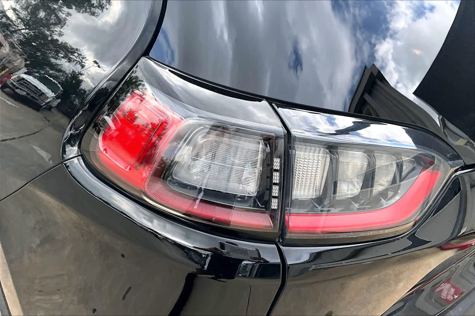 Used 2019 Jeep Cherokee Latitude Plus FWD image 28