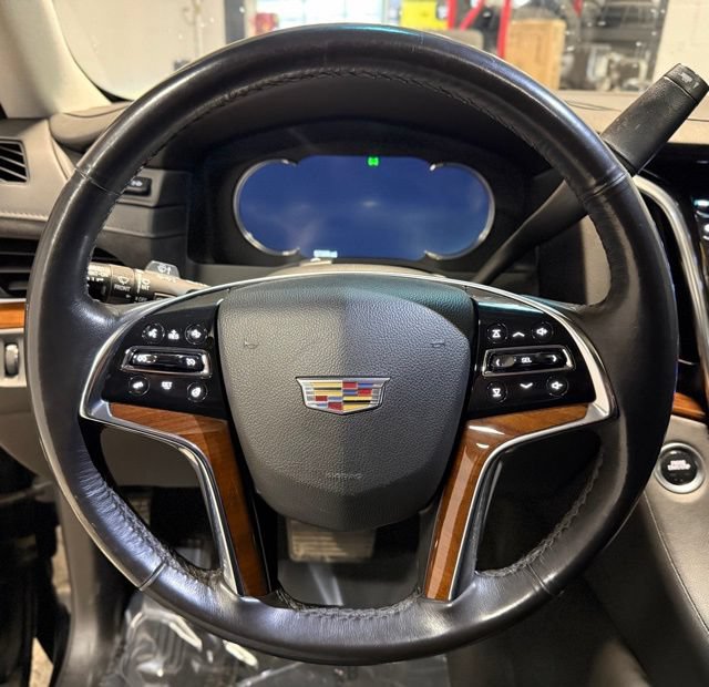 Used 2020 Cadillac Escalade Luxury w/ Escalade Sport Edition AWD/4WD image 11