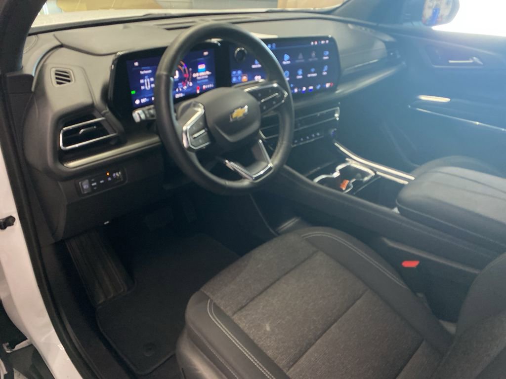 Used 2025 Chevrolet Traverse LT image 12