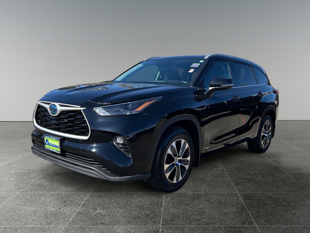 Used 2022 Toyota Highlander XLE AWD/4WD image 4