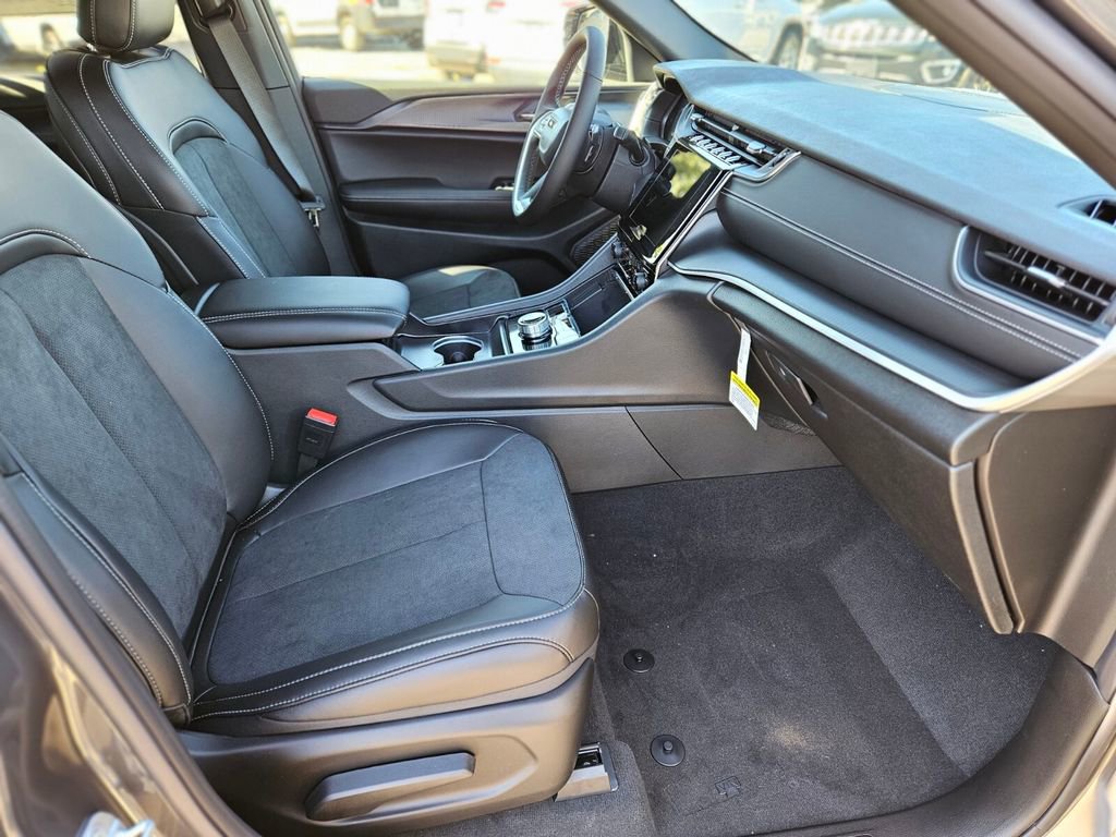 New 2025 Jeep Grand Cherokee Altitude image 10