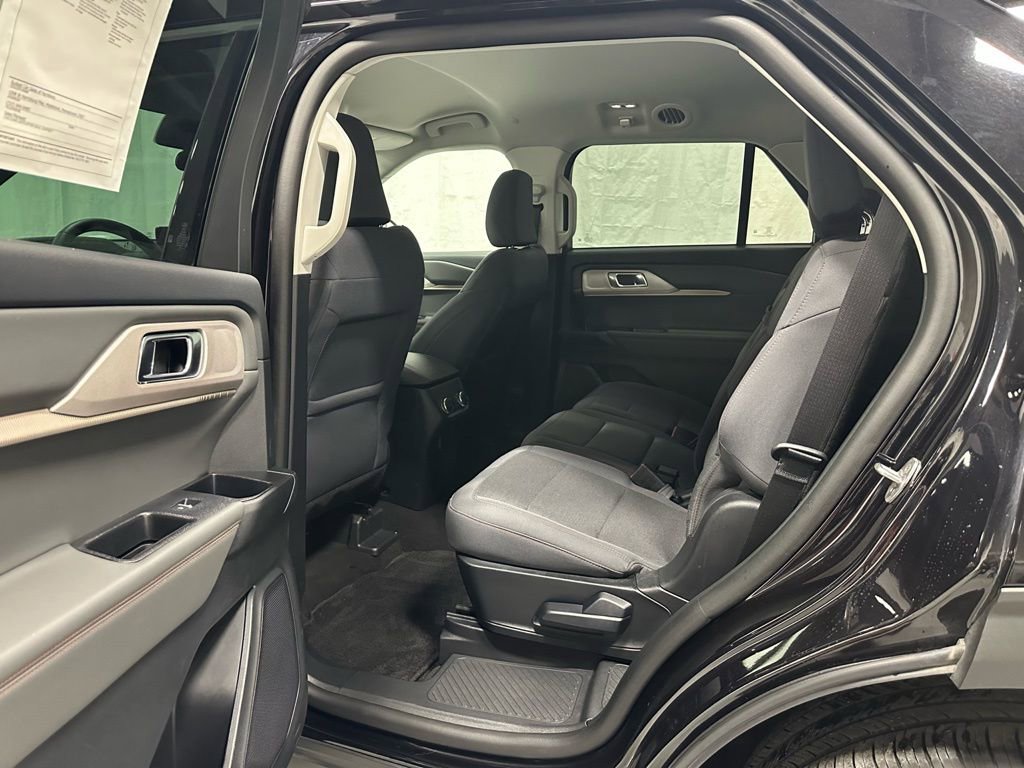 Used 2025 Ford Explorer Active AWD/4WD image 39
