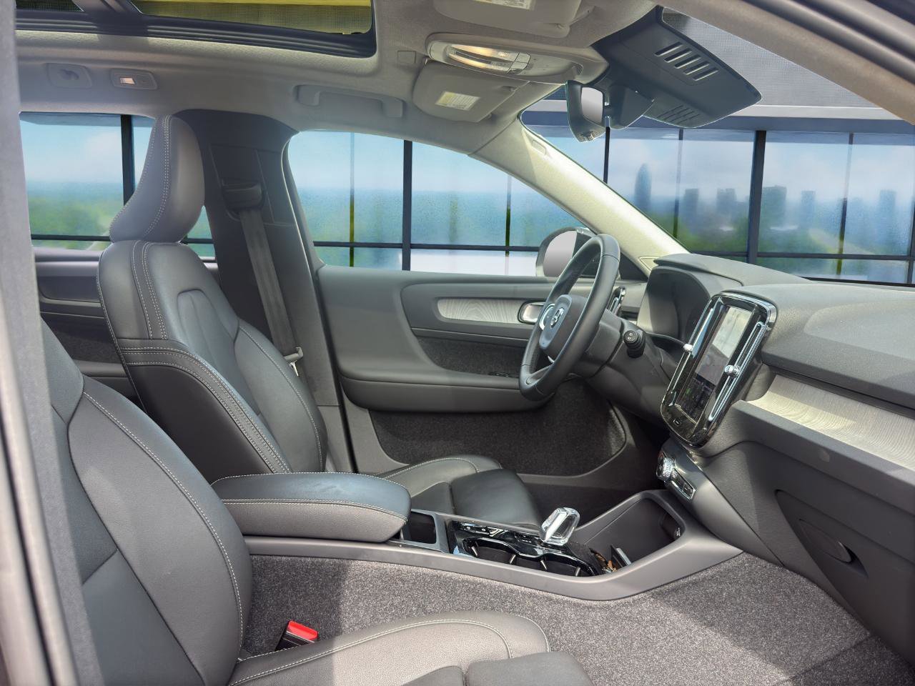 Used 2025 Volvo XC40 B5 Plus image 18