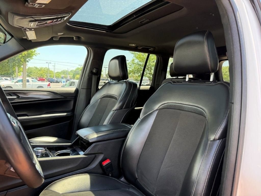 Used 2023 Jeep Grand Cherokee Altitude AWD/4WD image 11