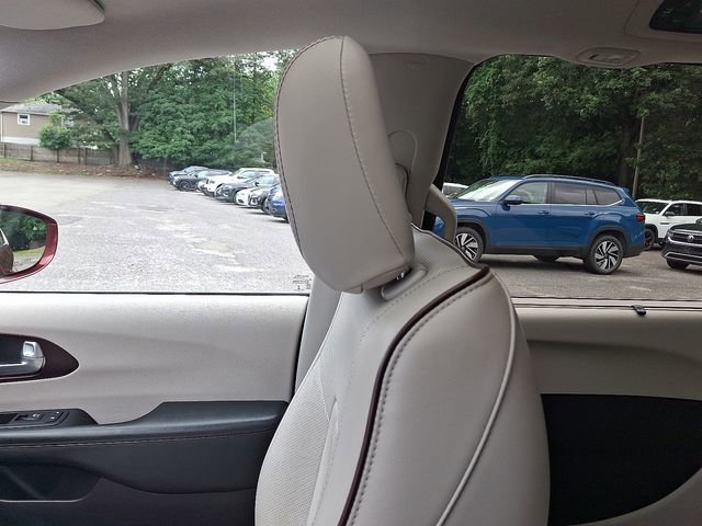 Used 2017 Chrysler Pacifica Limited image 17