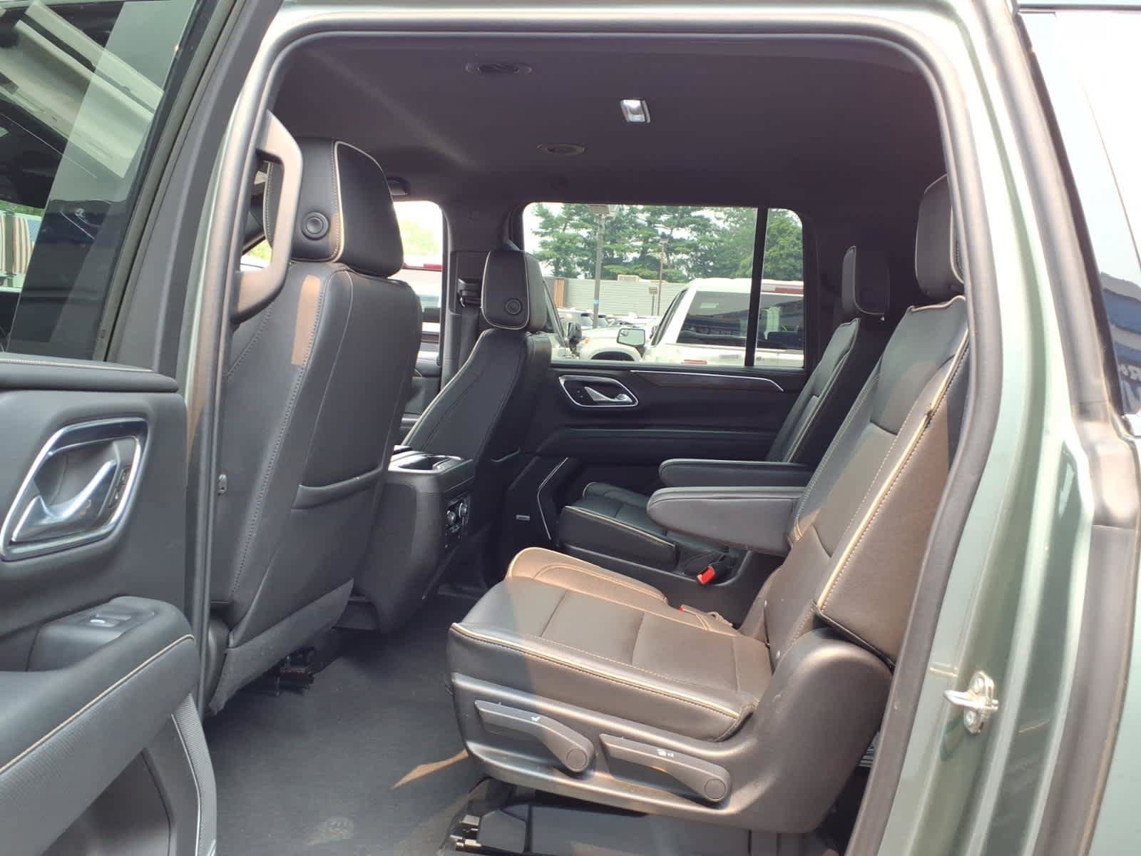 Used 2023 Chevrolet Suburban Premier AWD/4WD image 17