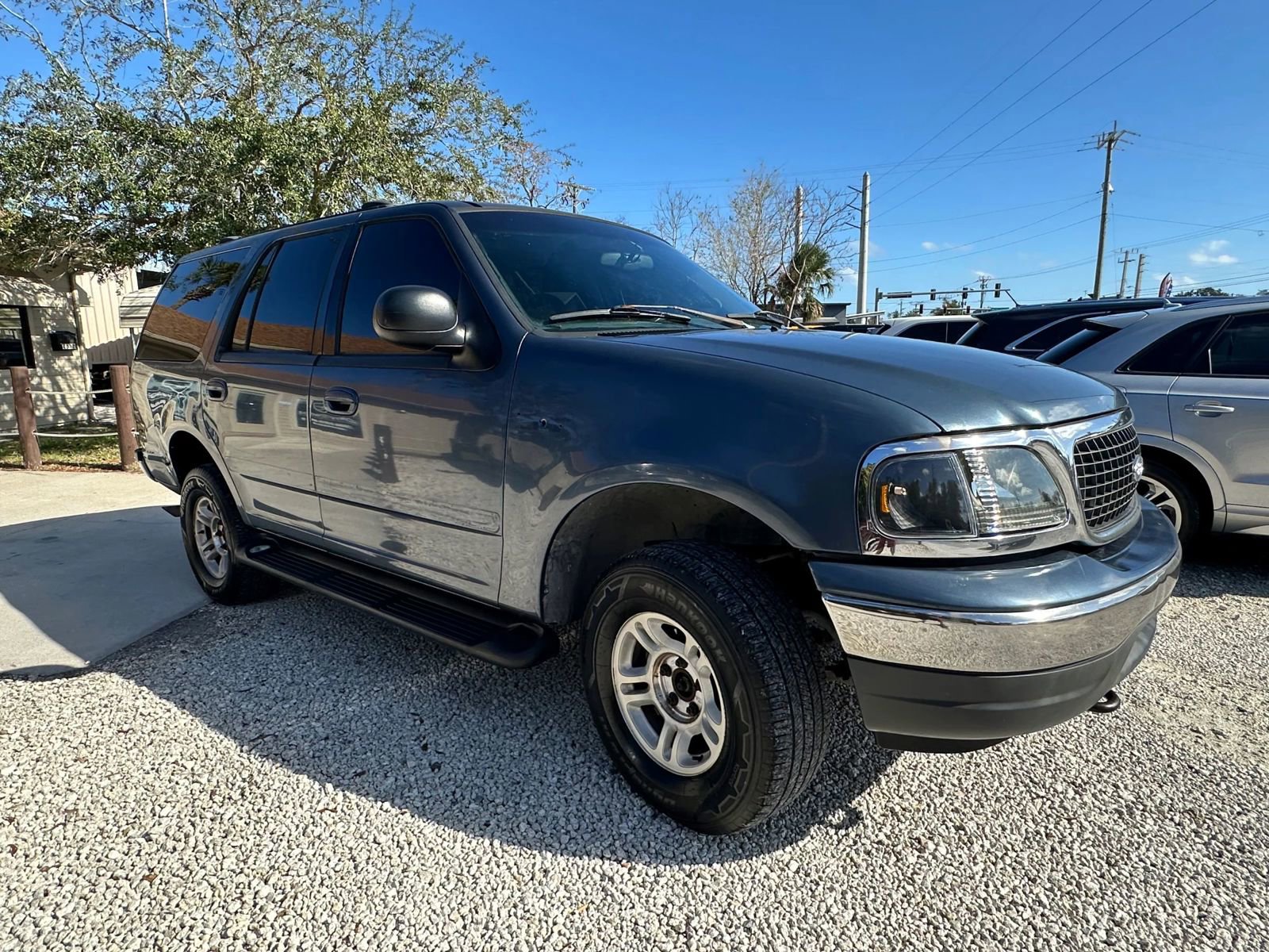 Used 2002 Ford Expedition XLT image 2