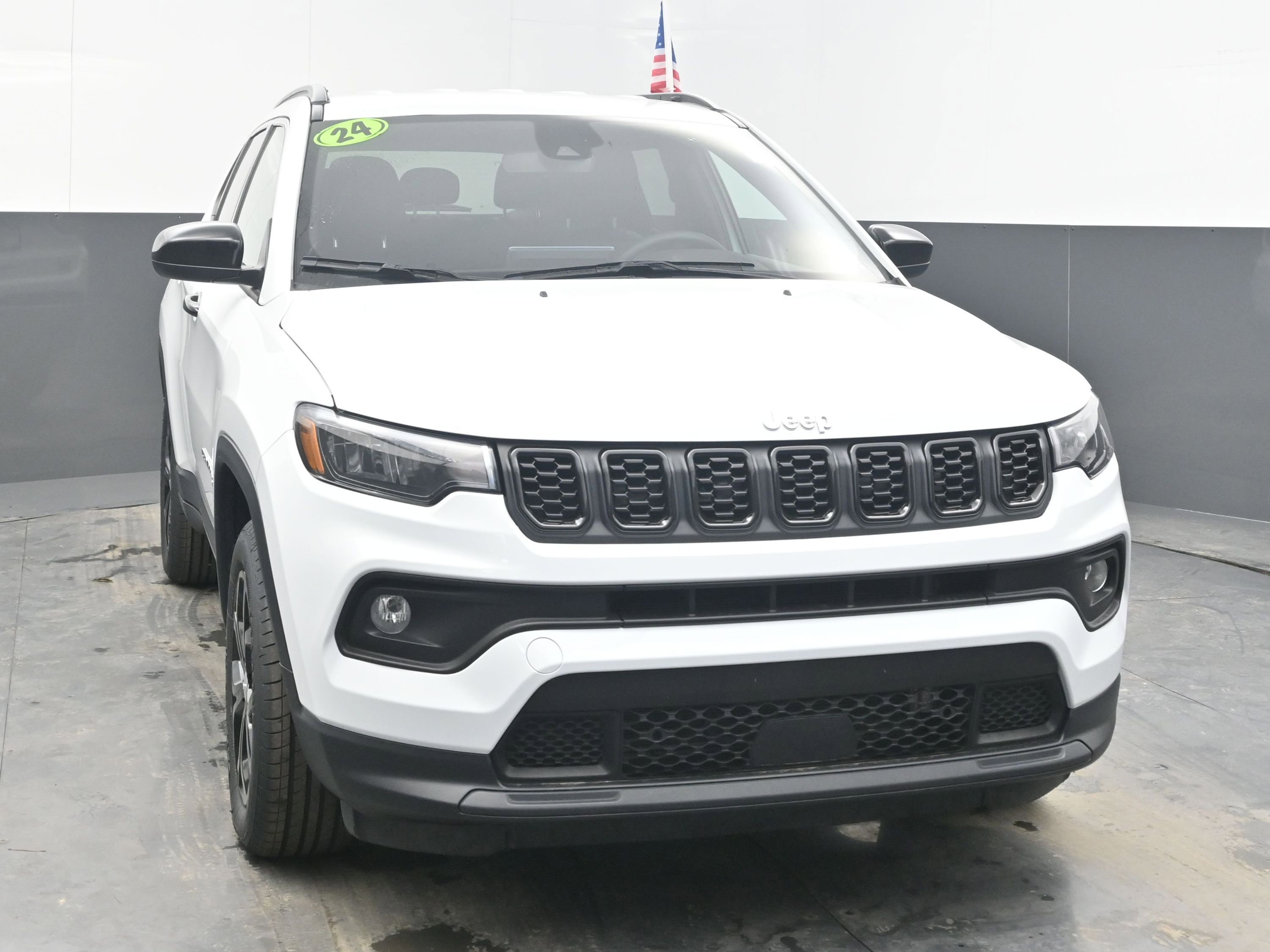 Used 2024 Jeep Compass Latitude image 2
