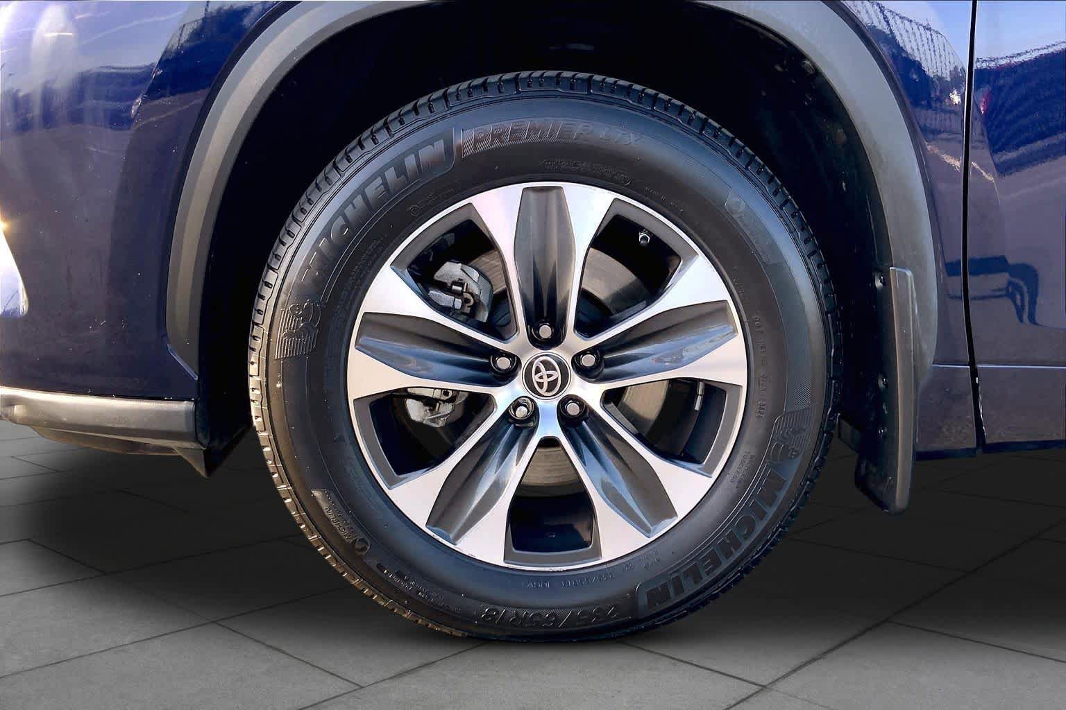 Used 2022 Toyota Highlander XLE AWD/4WD image 10