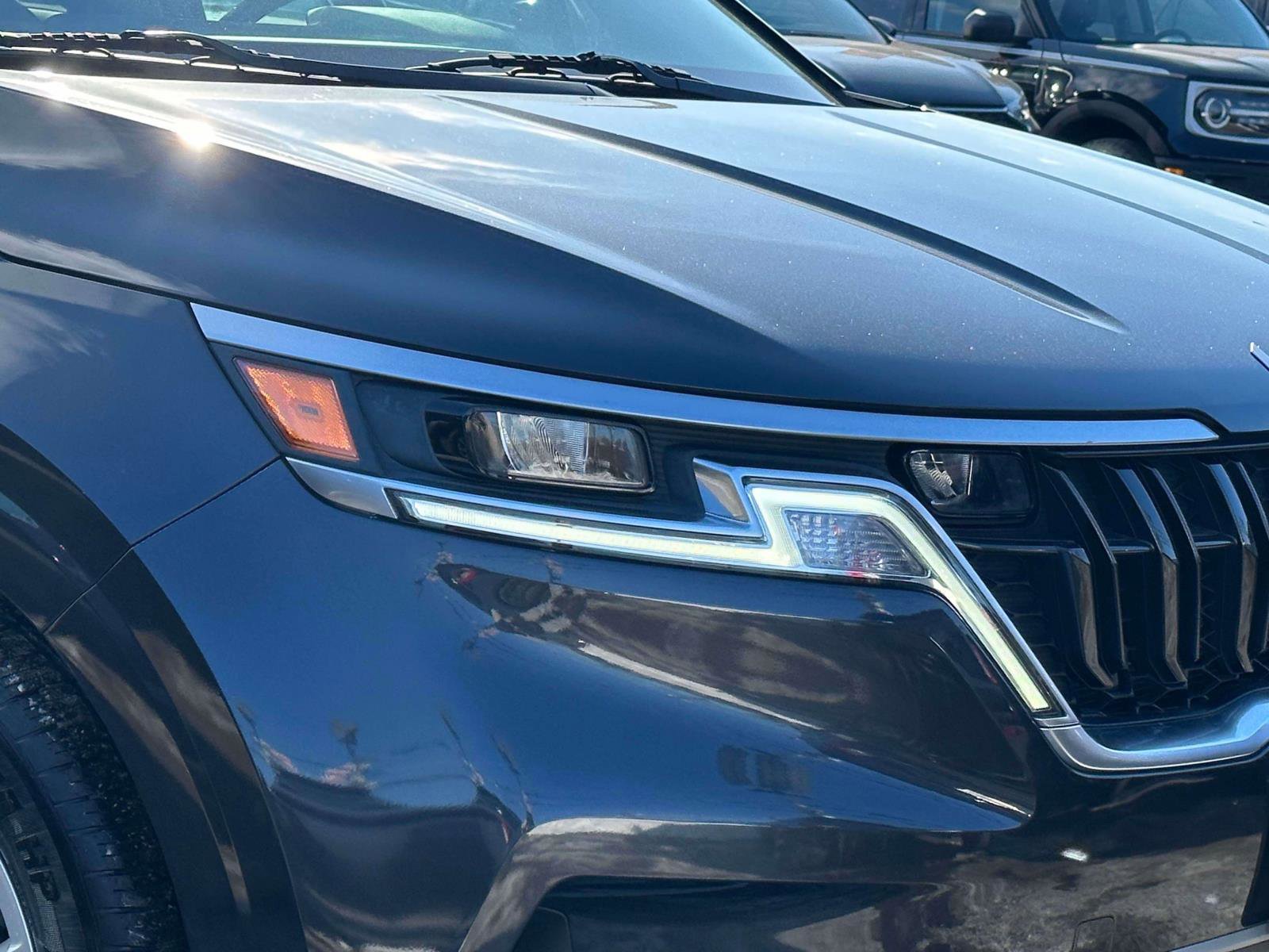 Used 2022 Kia Carnival LX image 7