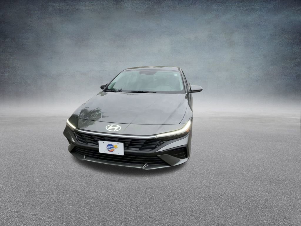 Used 2025 Hyundai Elantra SE image 7