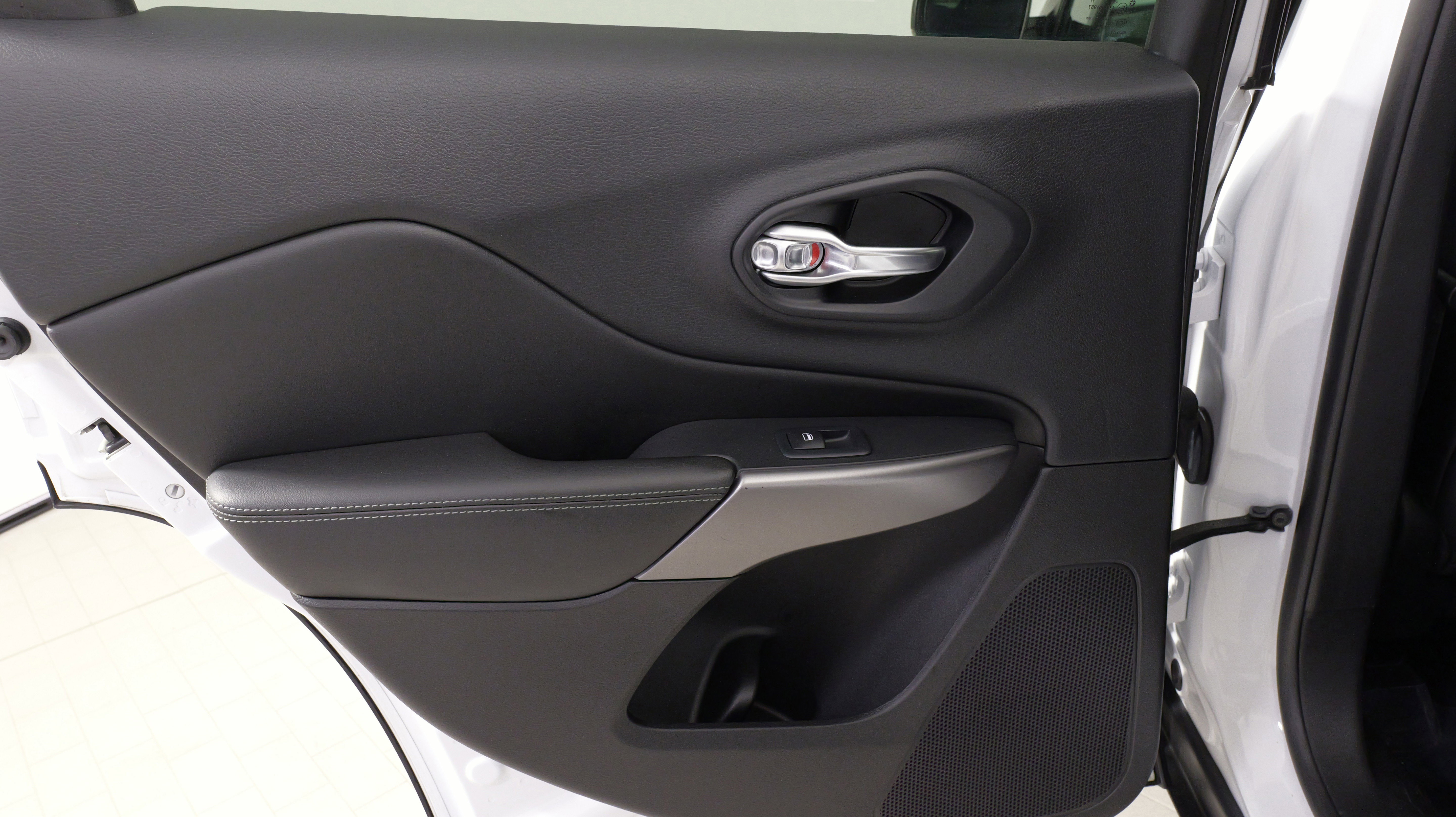 Used 2019 Jeep Cherokee Limited image 30