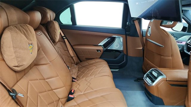 Used 2023 BMW i7 xDrive60 image 25