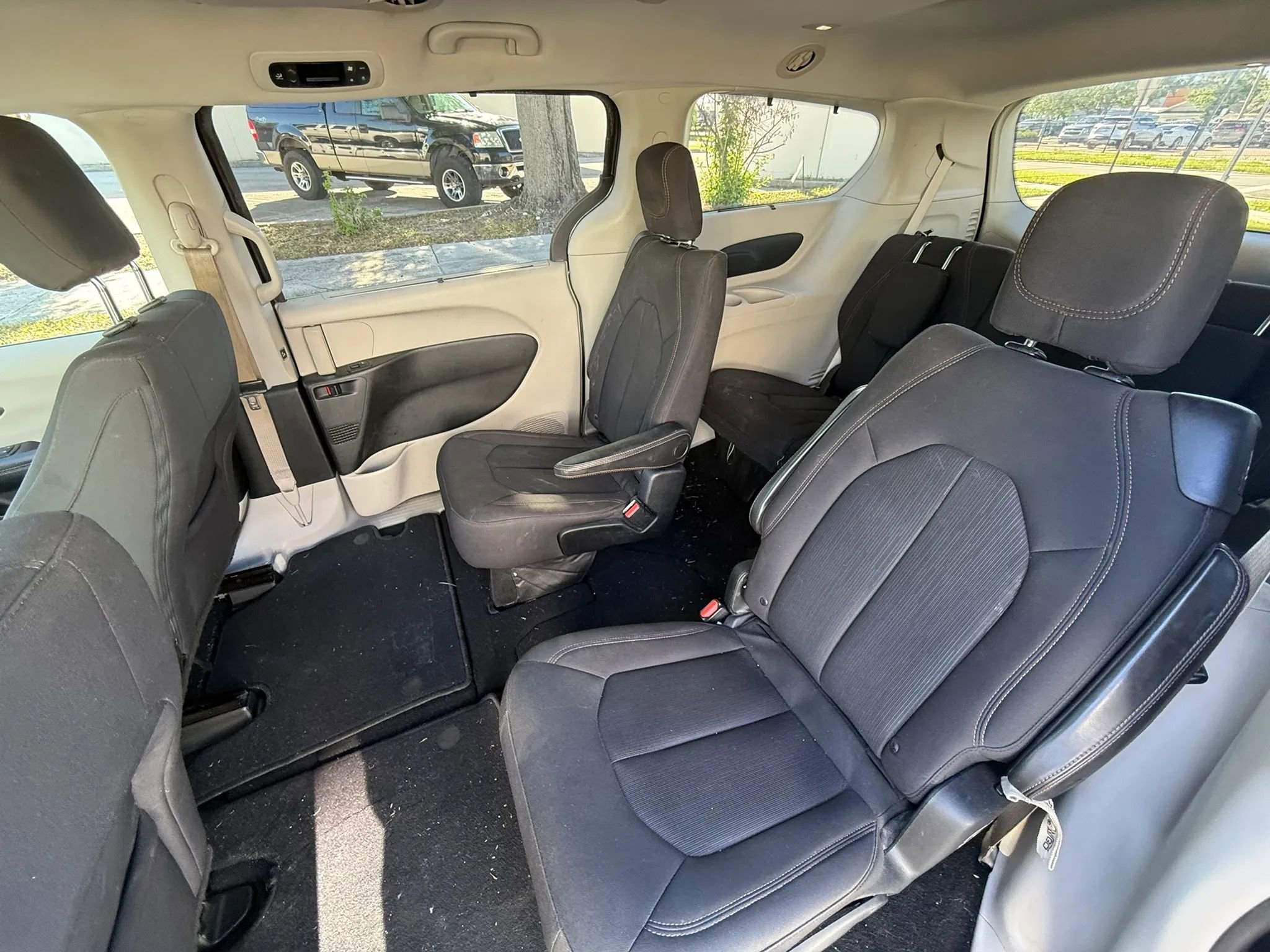 Used 2017 Chrysler Pacifica Touring Plus w/ Tire & Wheel Group FWD image 10