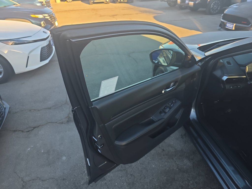 Used 2025 Nissan Altima 2.5 SV FWD image 10