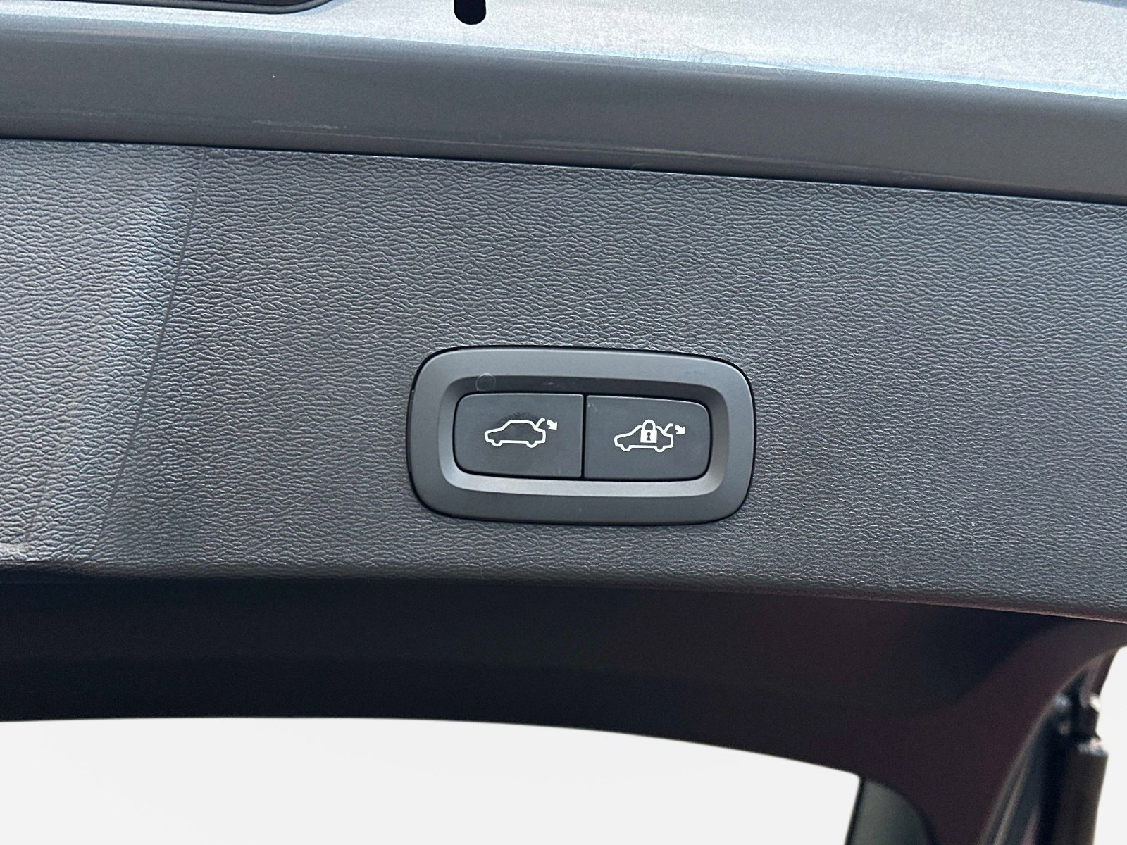 Certified 2023 Volvo XC40 B5 Ultimate w/ Protection Package Premier image 12