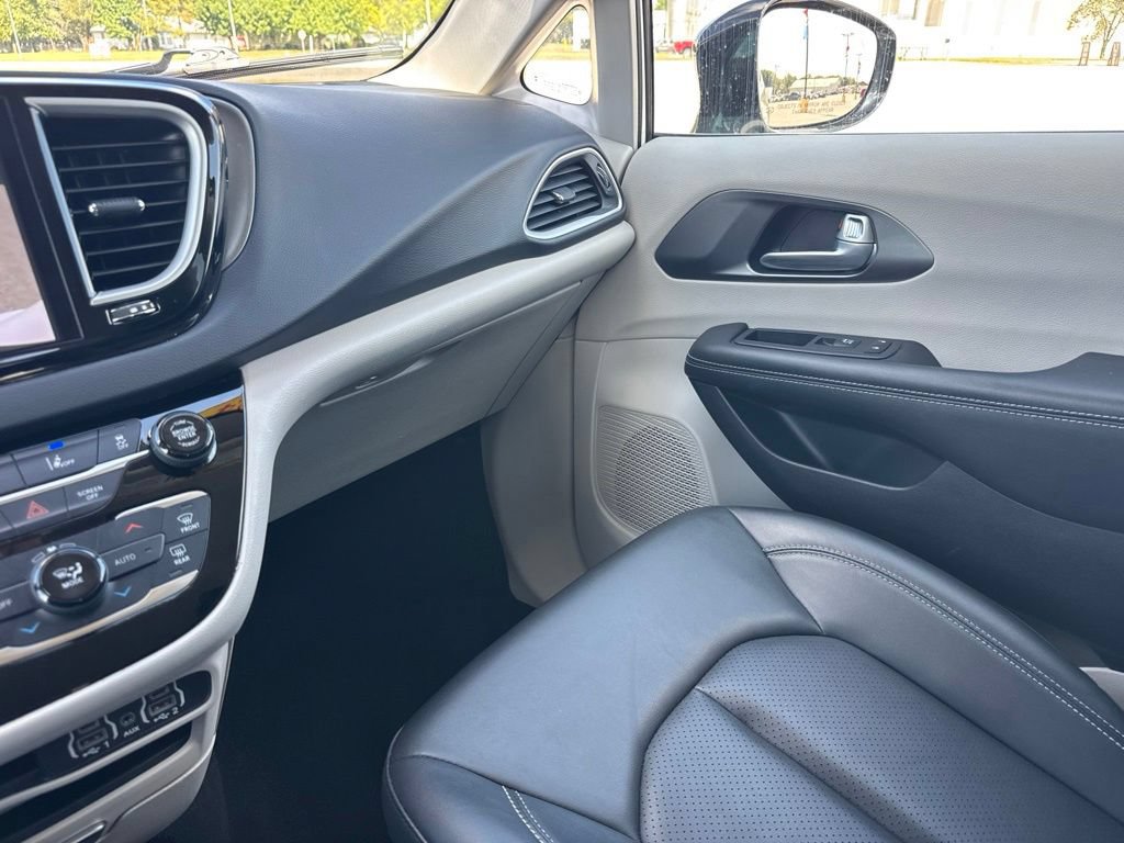 Used 2024 Chrysler Pacifica Touring-L FWD image 39