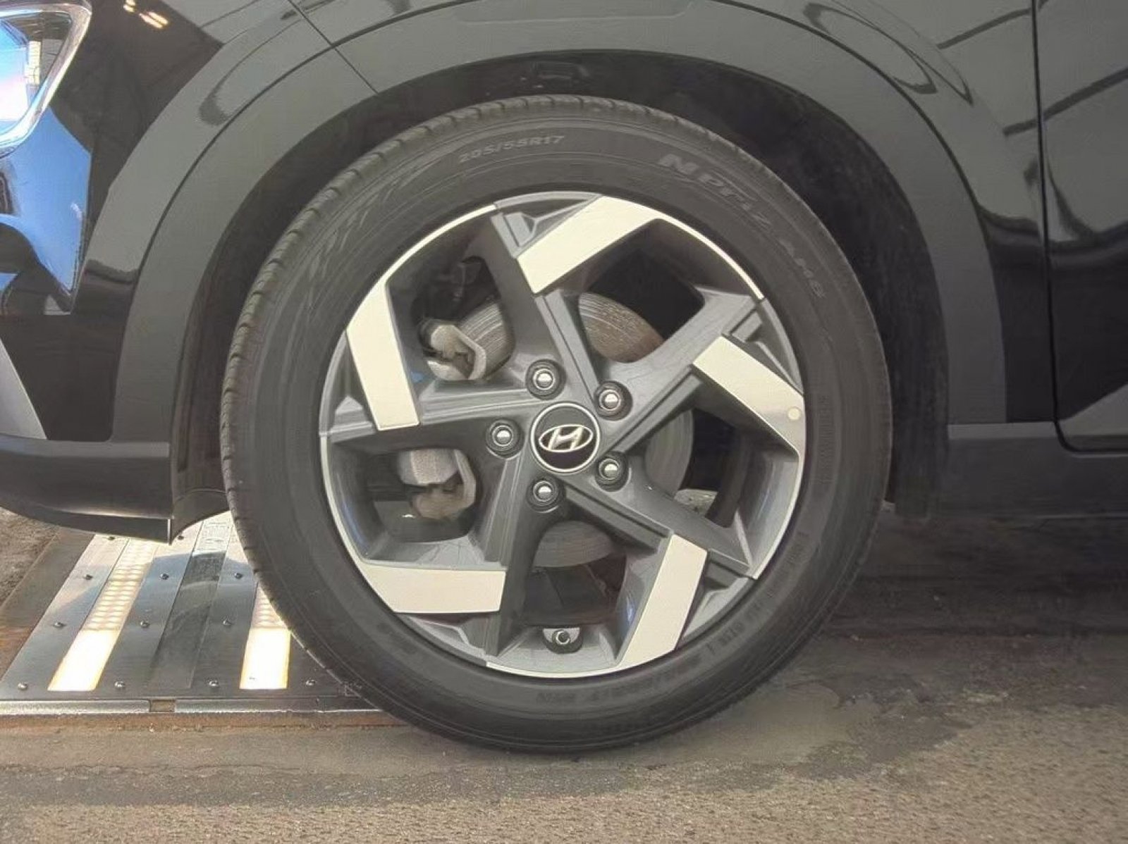 Used 2025 Hyundai Venue SEL image 2