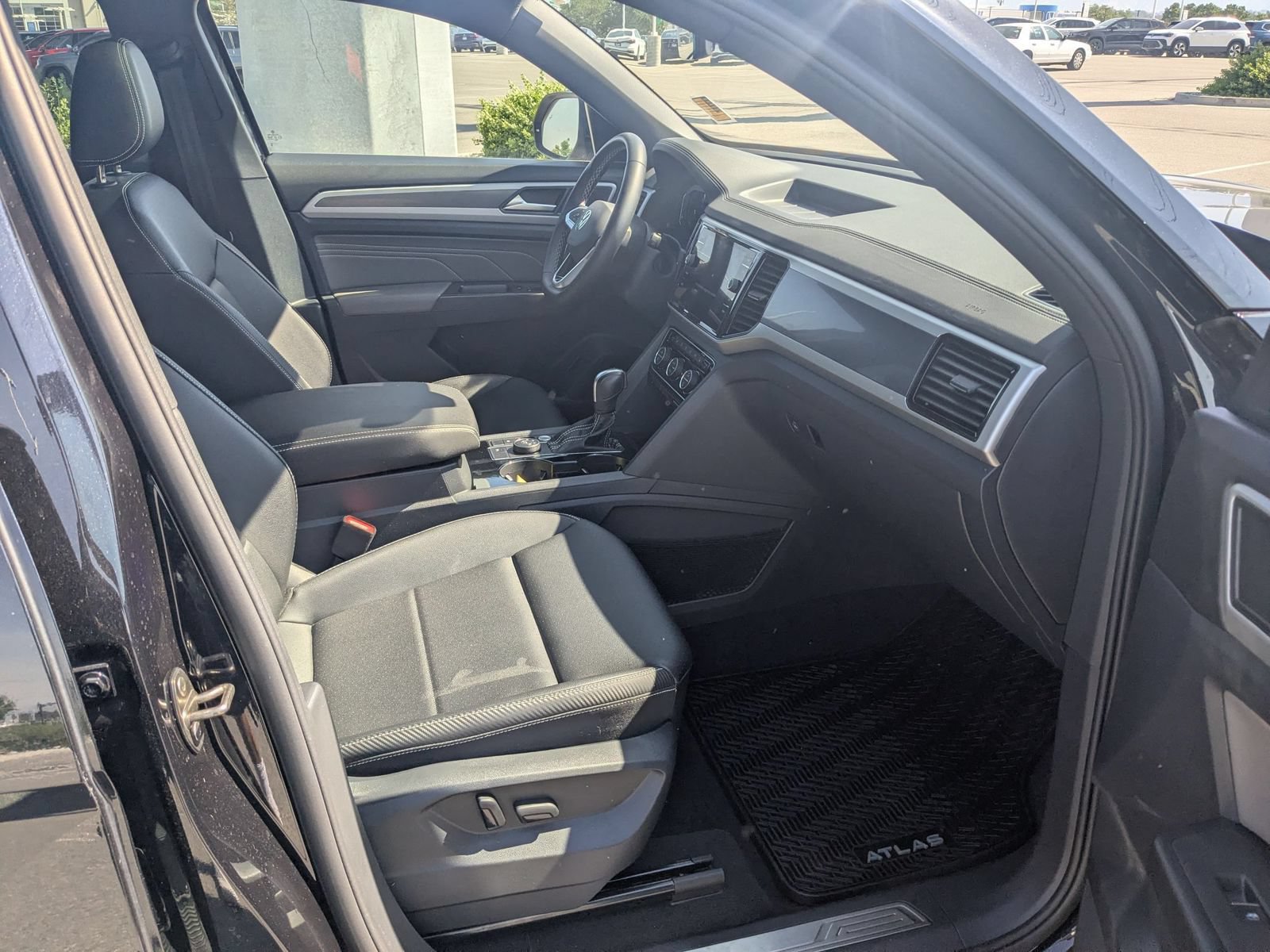 Used 2023 Volkswagen Atlas Cross Sport SEL AWD/4WD image 31