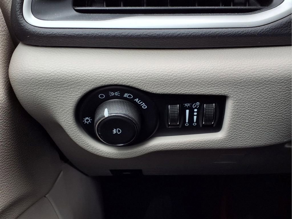 Used 2024 Chrysler Pacifica Touring-L FWD image 20