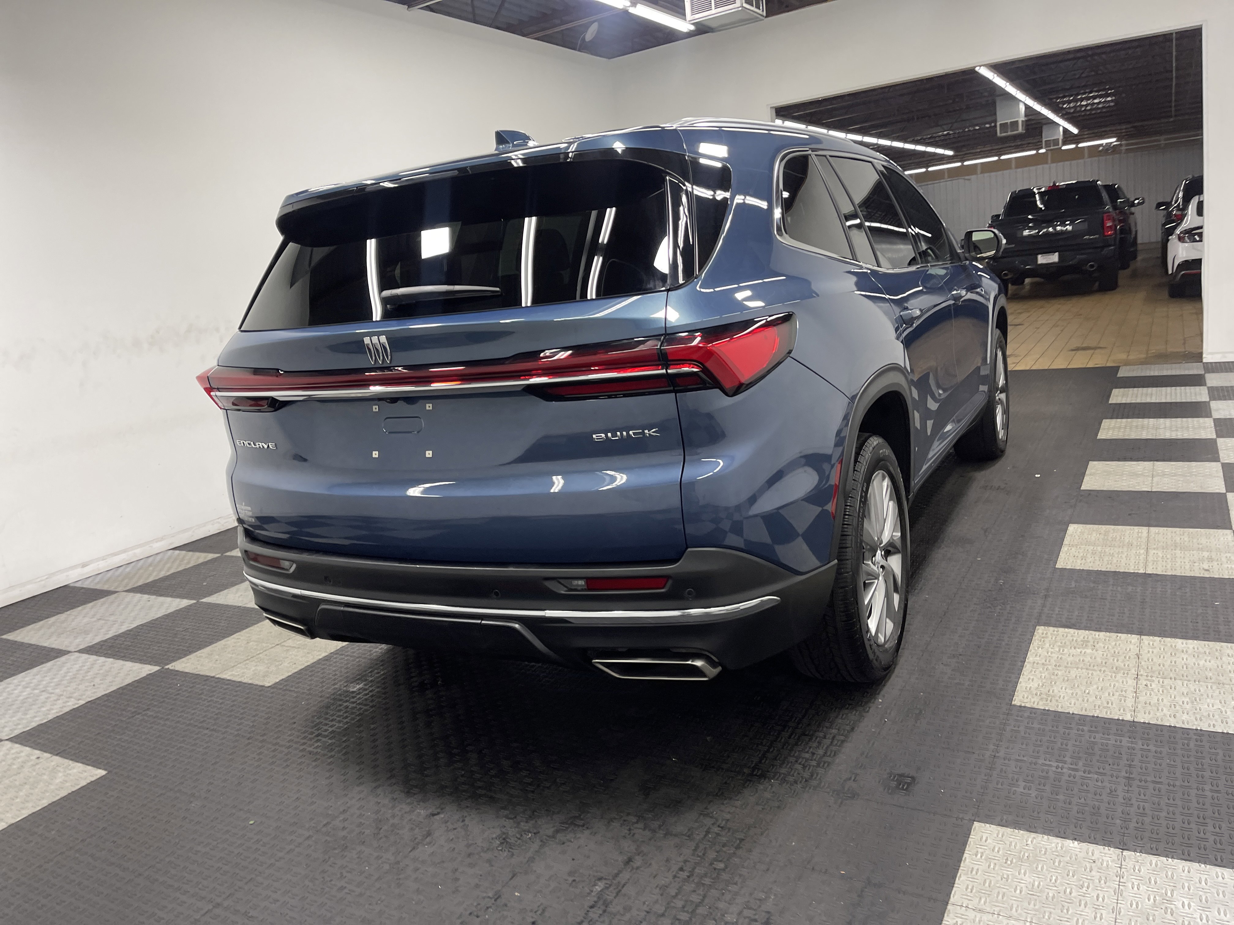 Used 2025 Buick Enclave Preferred image 5