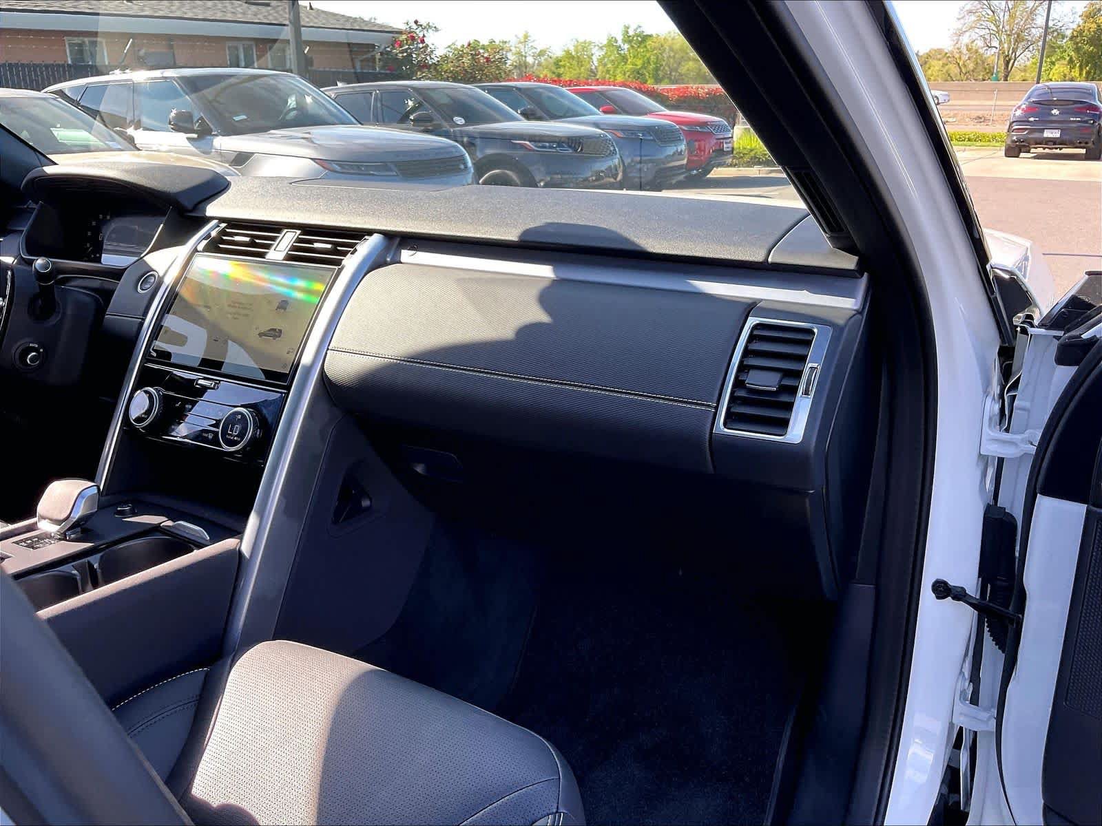 Used 2025 Land Rover Discovery Dynamic SE AWD/4WD image 17