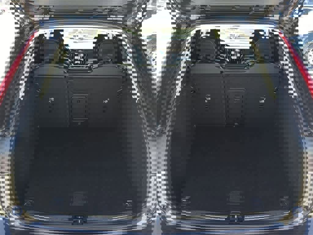 Used 2025 Volvo XC60 B5 Plus image 32