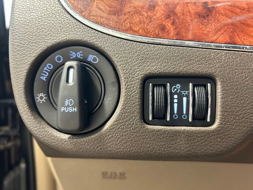 Used 2016 Chrysler Town & Country Touring FWD image 8