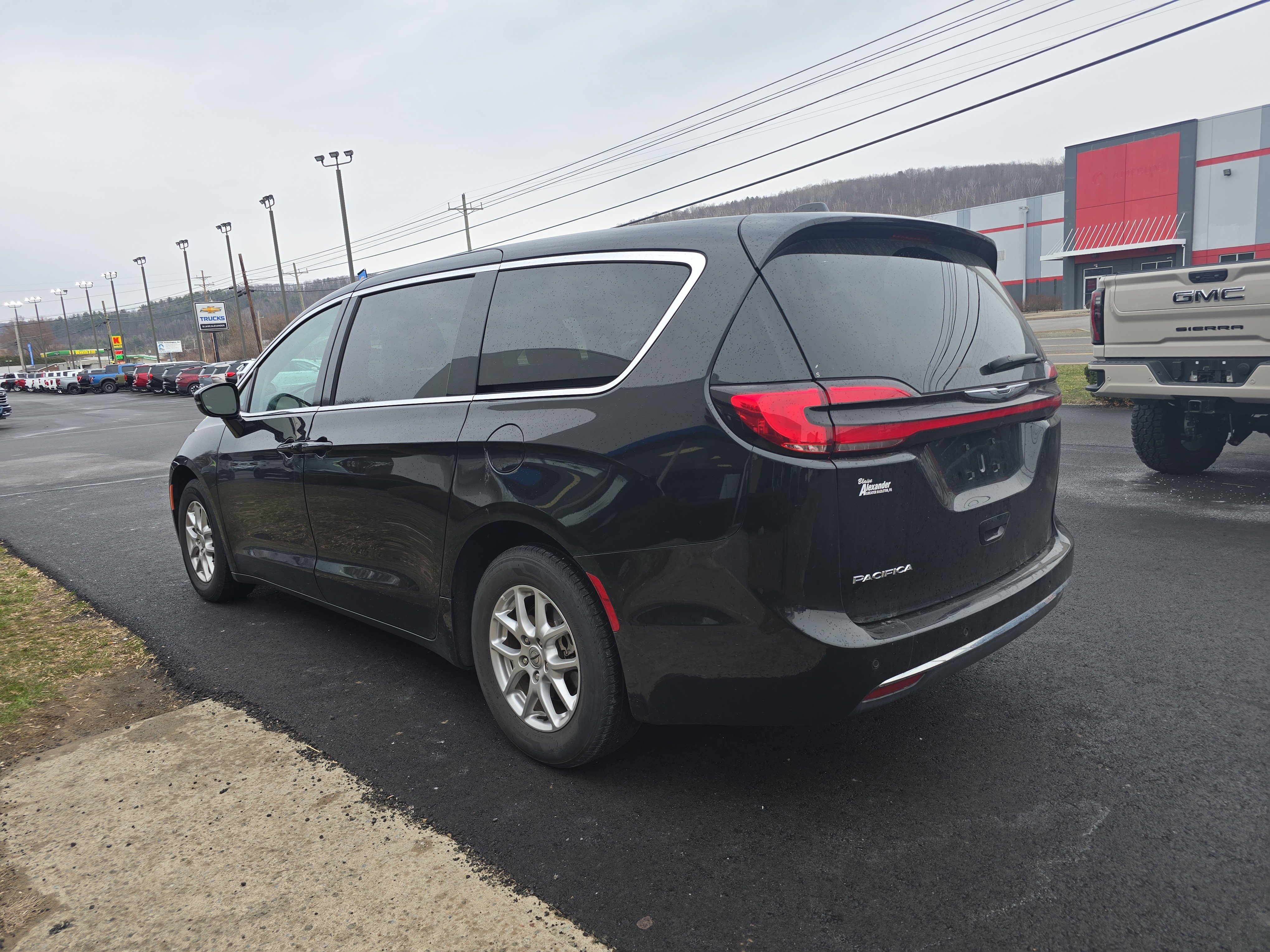 Used 2024 Chrysler Pacifica Touring-L image 6