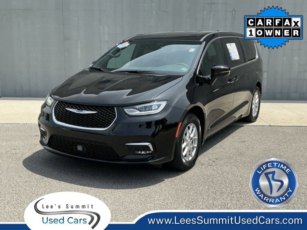 Used 2025 Chrysler Pacifica Select FWD image 1
