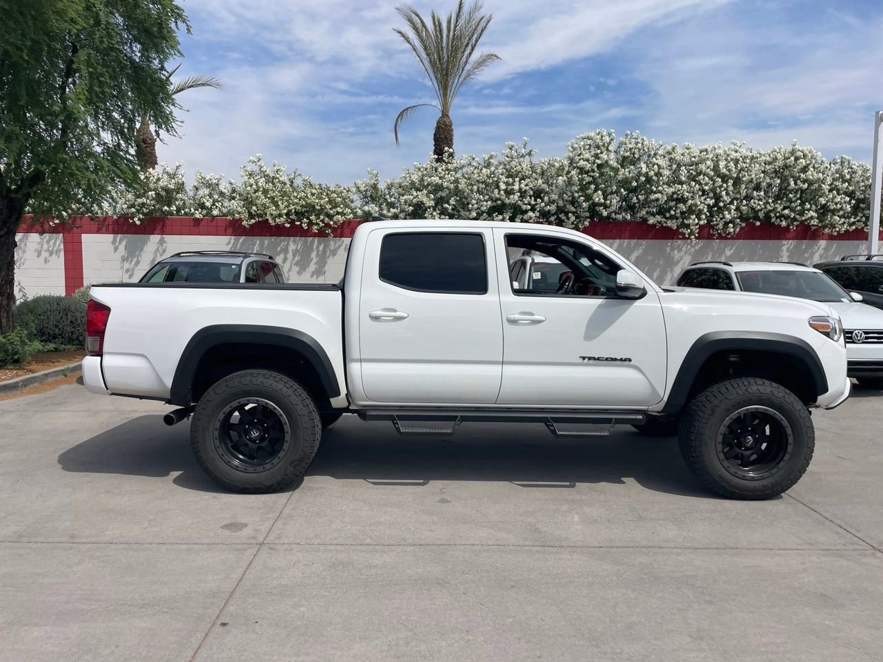 Used 2017 Toyota Tacoma TRD Off-Road image 3
