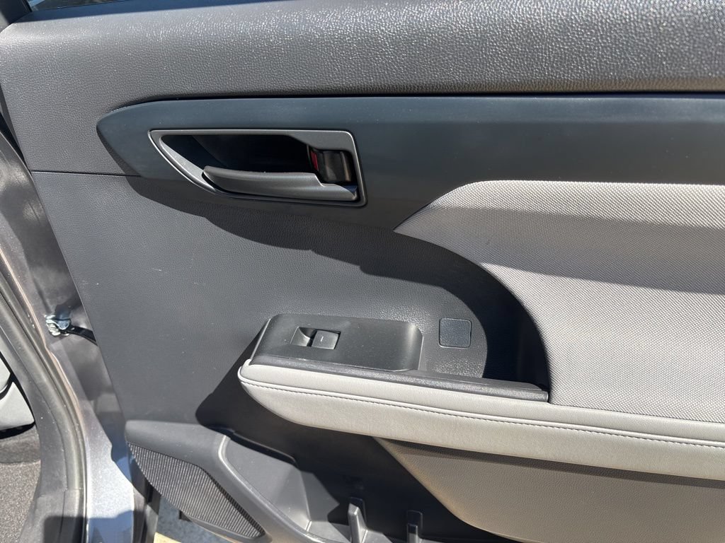 Used 2021 Toyota Highlander LE FWD image 46