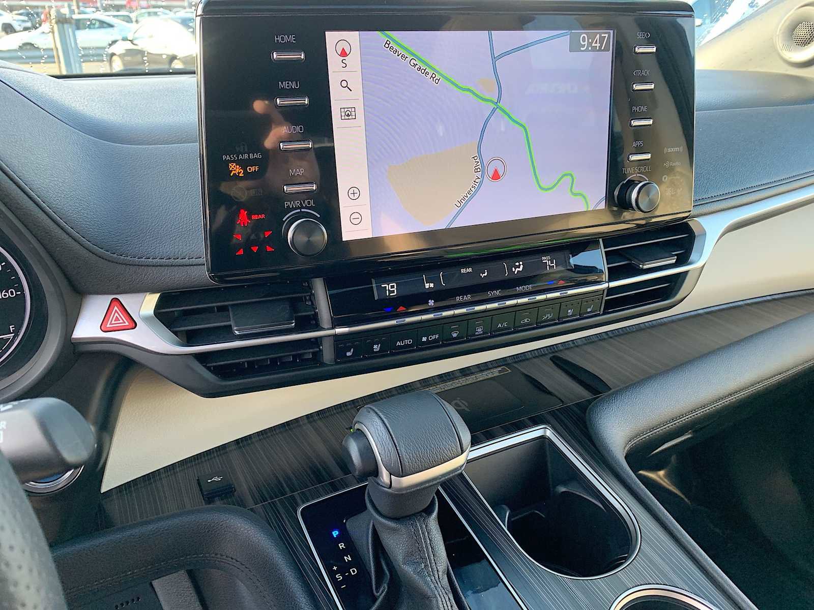 Used 2024 Toyota Sienna Limited image 13