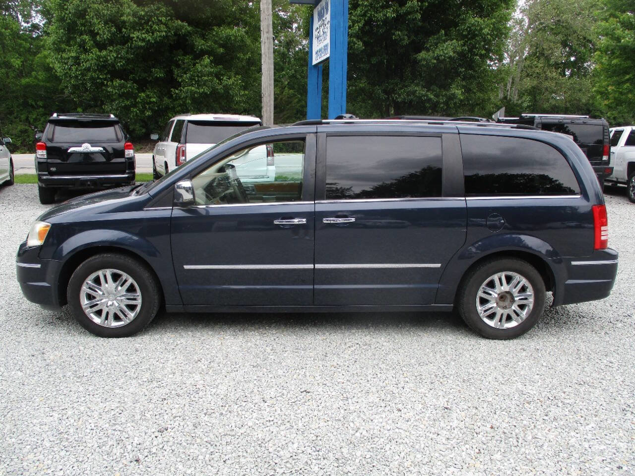Used 2008 Chrysler Town & Country Limited w/ Entertainment Group #3 FWD image 2