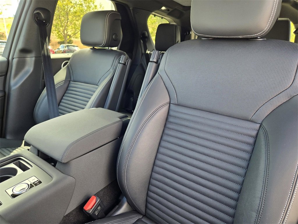 New 2025 Land Rover Discovery S image 11