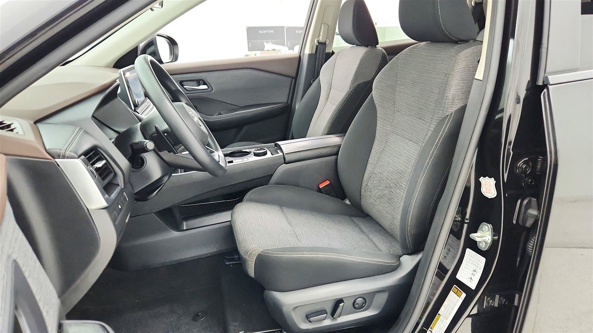 Used 2023 Nissan Rogue SV AWD/4WD image 10