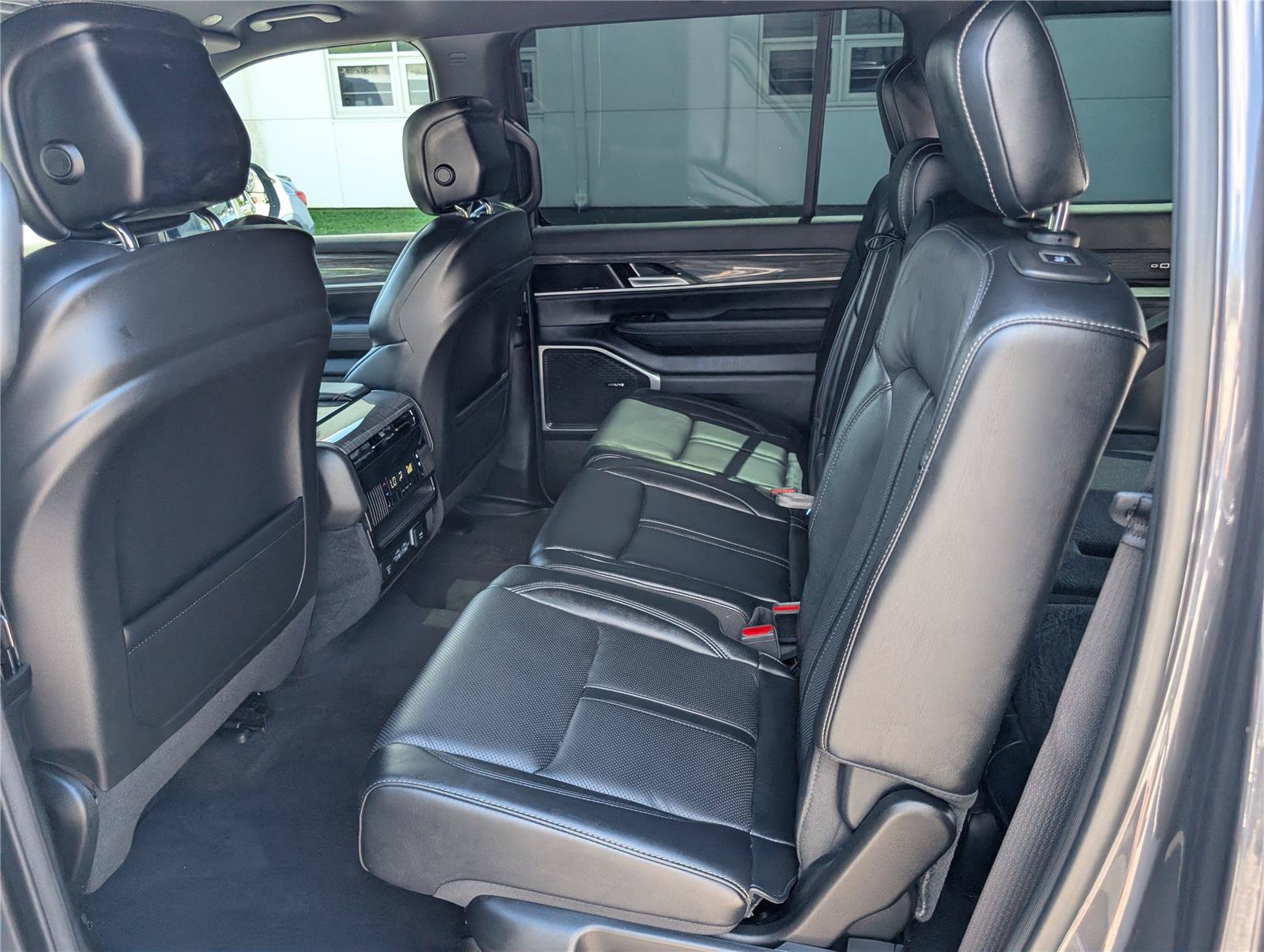 Used 2022 Jeep Wagoneer Series III AWD/4WD image 15