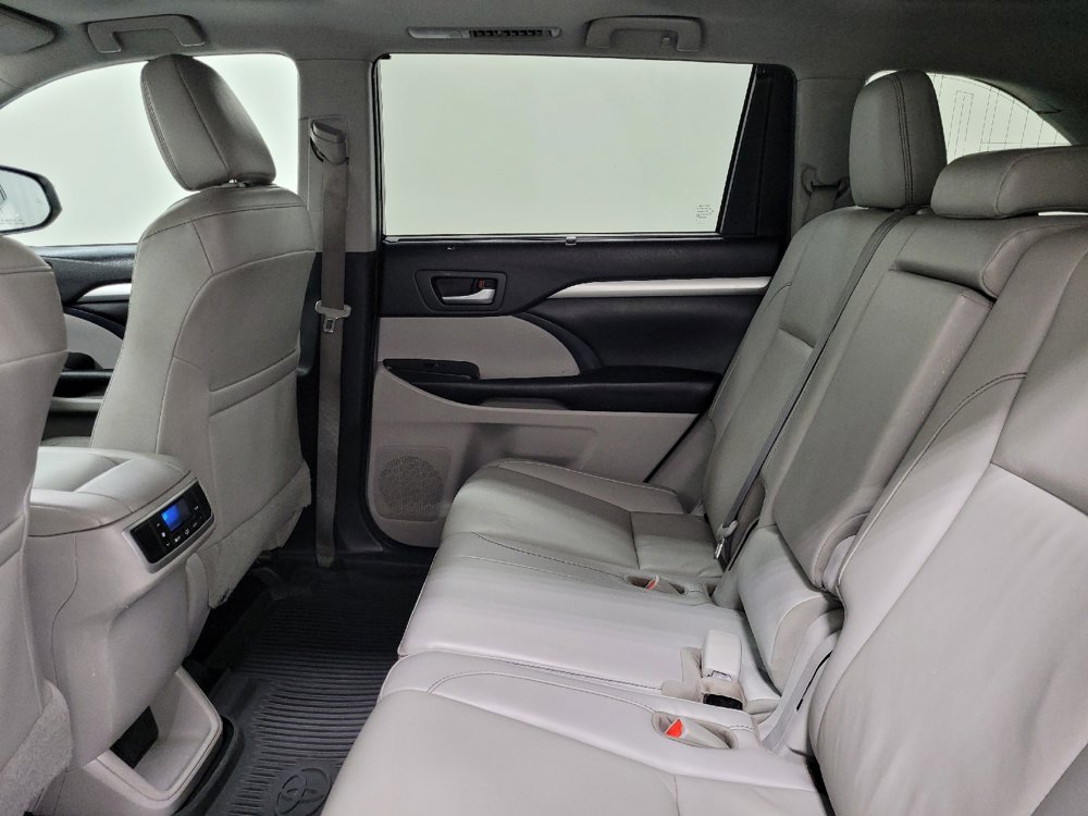 Used 2019 Toyota Highlander XLE image 18