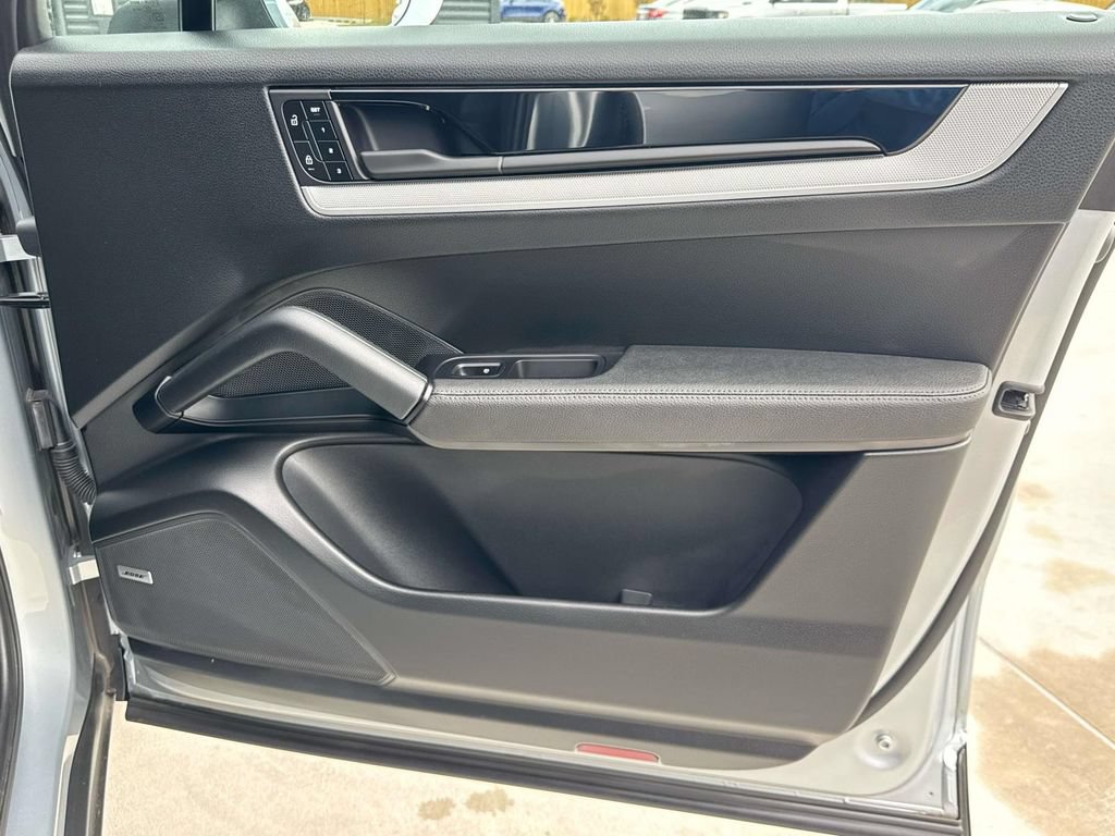 Certified 2025 Porsche Cayenne AWD/4WD image 19