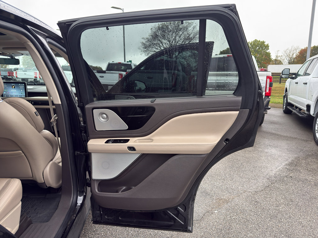 Used 2022 Lincoln Aviator Reserve w/ Equipment Group 201A AWD/4WD image 16