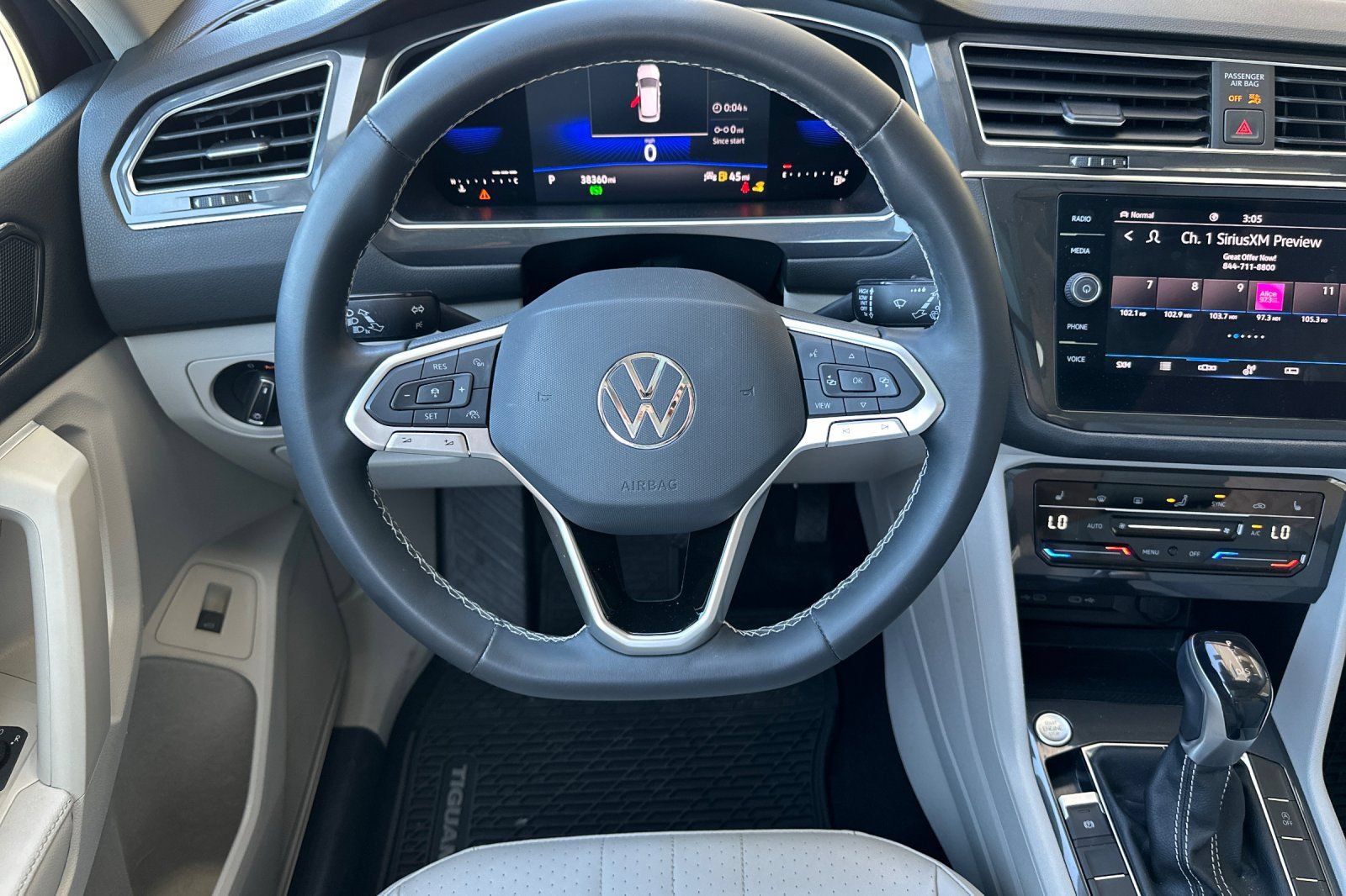 Used 2022 Volkswagen Tiguan SE w/ Panoramic Sunroof Package AWD/4WD image 14
