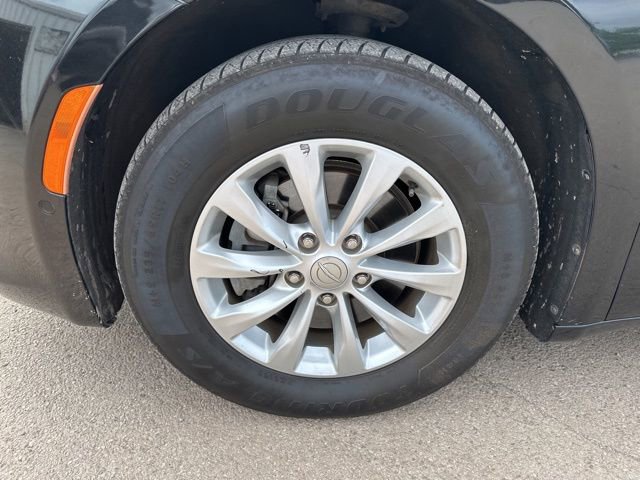 Used 2019 Chrysler Pacifica Touring Plus w/ Advanced Safetytec Group FWD image 2