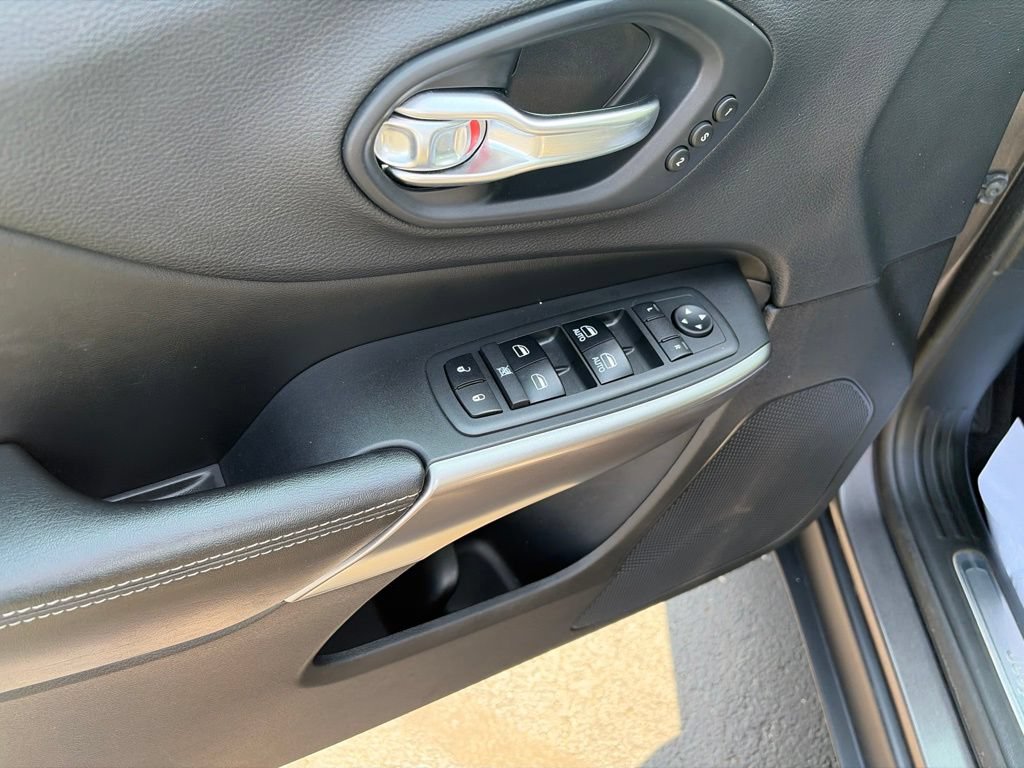 Used 2019 Jeep Cherokee Limited AWD/4WD image 13
