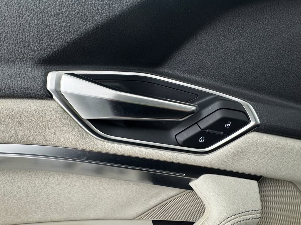 Used 2019 Audi e-tron Premium Plus image 26