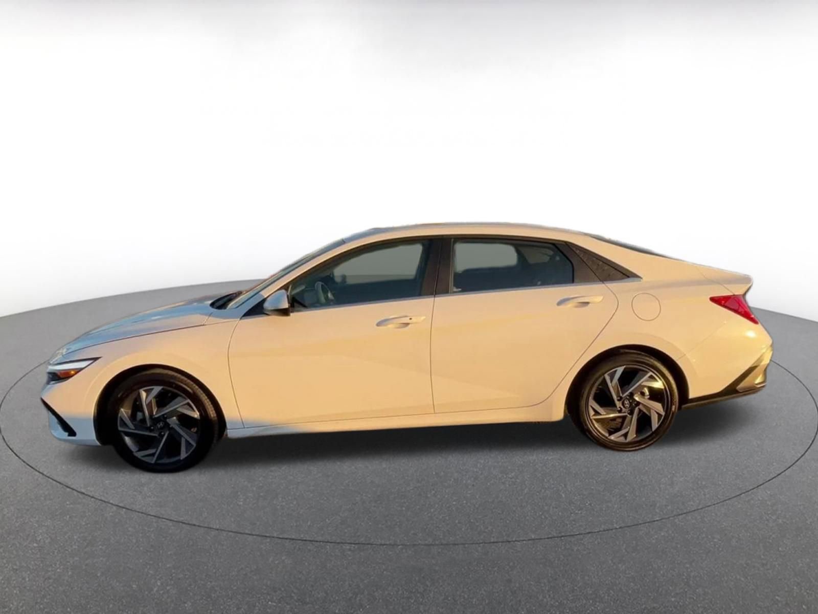 Used 2025 Hyundai Elantra SEL image 9