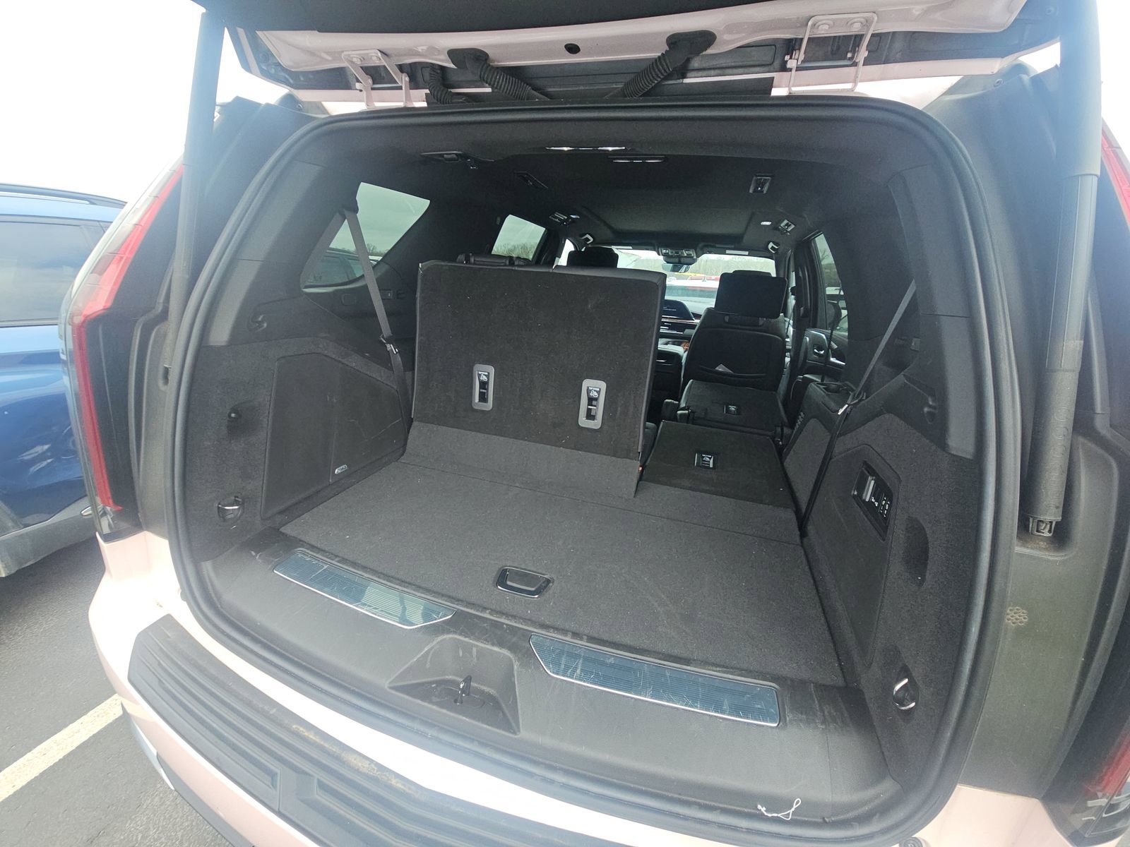 Used 2022 Cadillac Escalade Premium Luxury AWD/4WD image 15