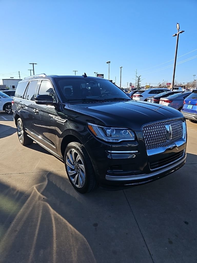 Used 2023 Lincoln Navigator Reserve AWD/4WD image 3