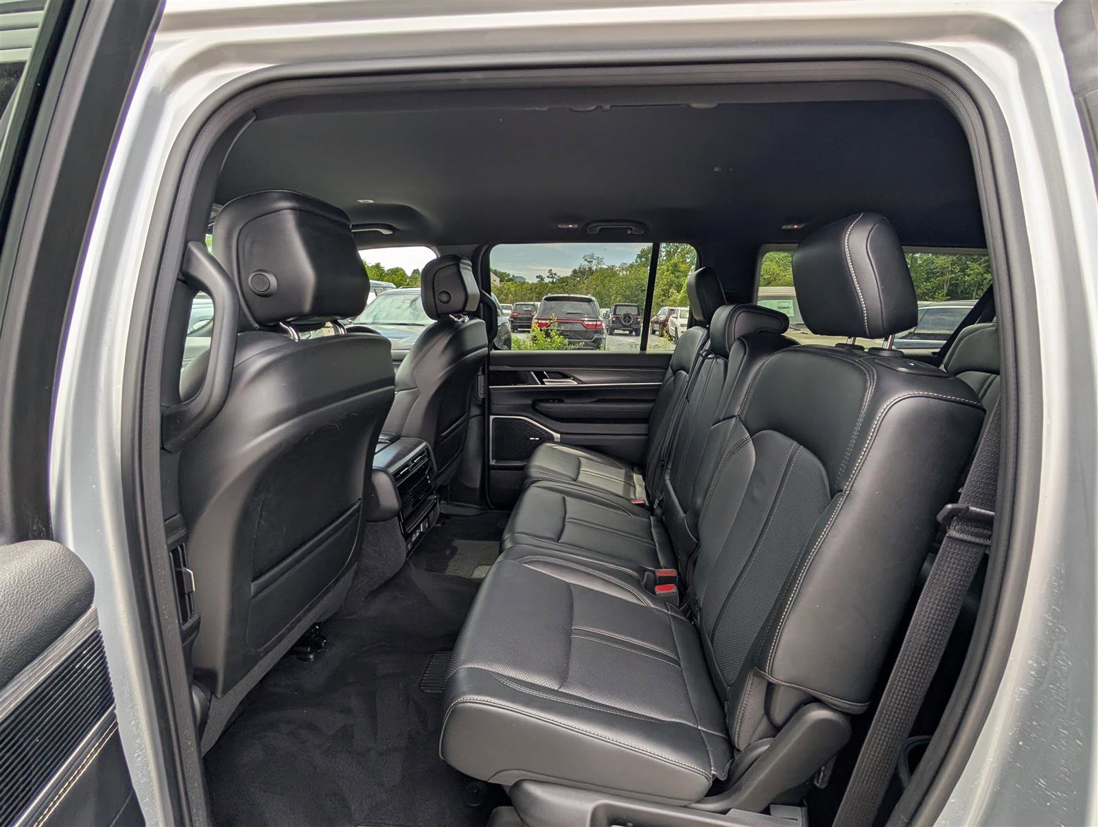 Used 2024 Jeep Wagoneer L Series II w/ Flexible Seating Group image 14