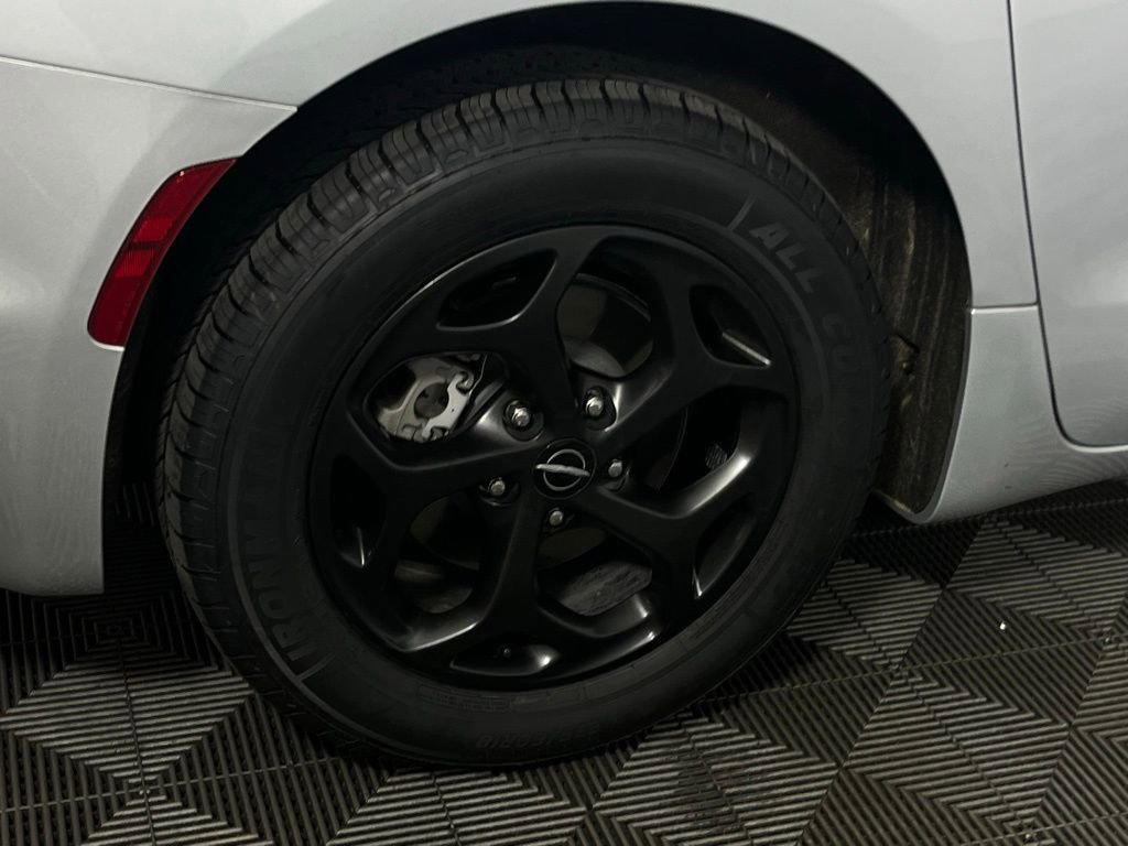 Used 2024 Chrysler Pacifica Premium image 10