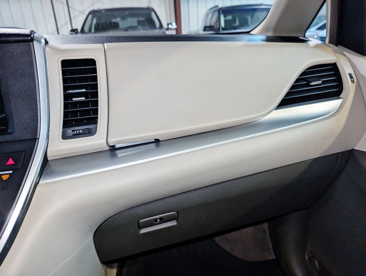 Used 2015 Toyota Sienna LE FWD image 36